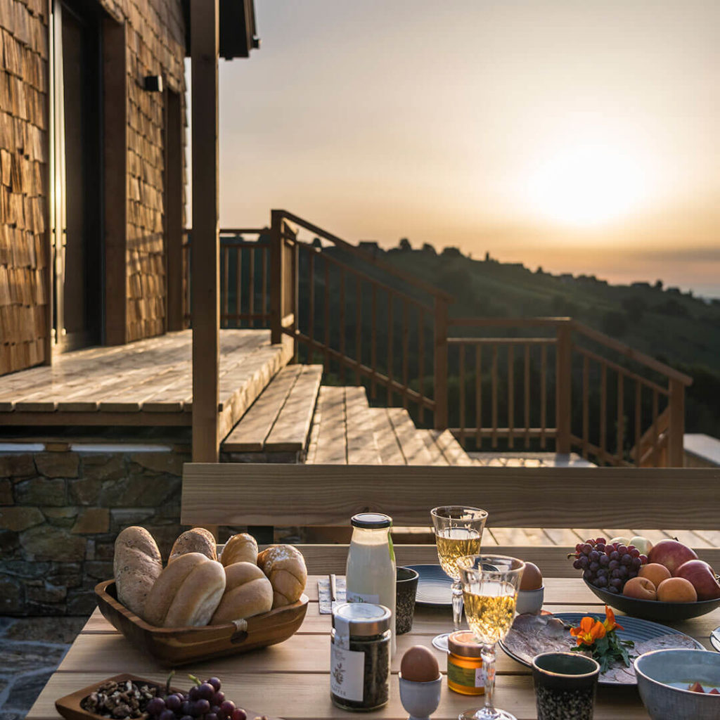 Chalet Hochgrailblick-Südsteiermark-Abenddämmerung-Esstisch-Ausblick