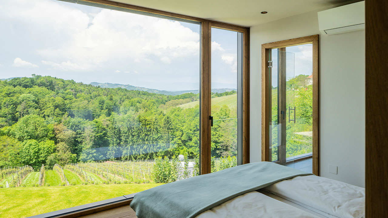 ferienhaus-steiermark-weinberge-ausblick-schlafzimmer-urlaub