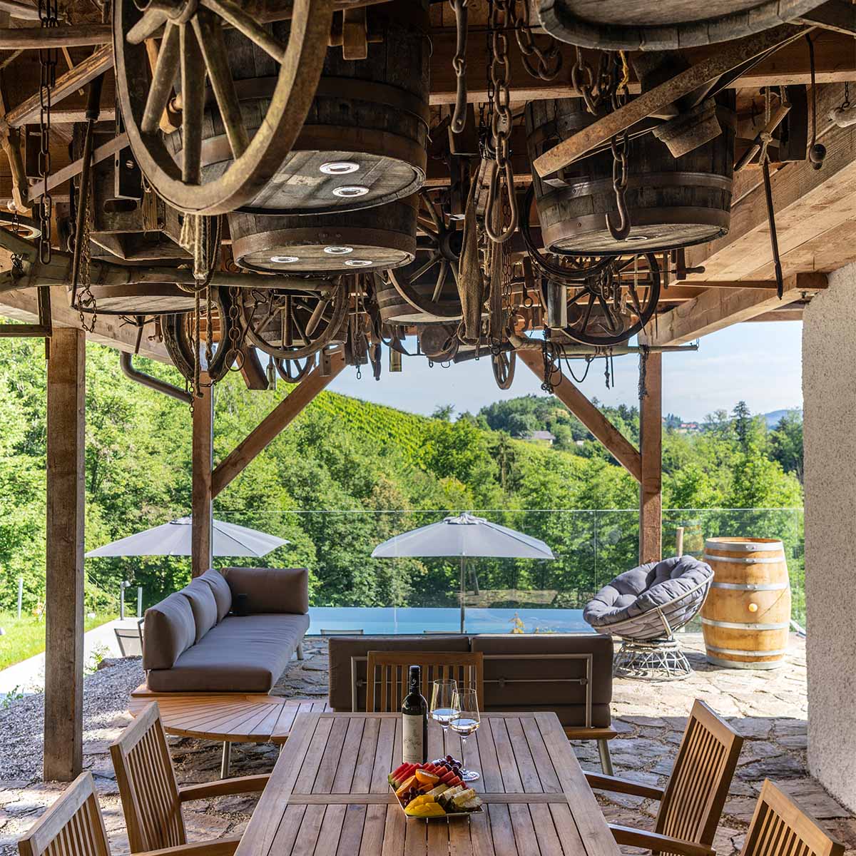 vinothek-petzles-luxus-chalet-südsteiermark-terrasse-garten-ausblick