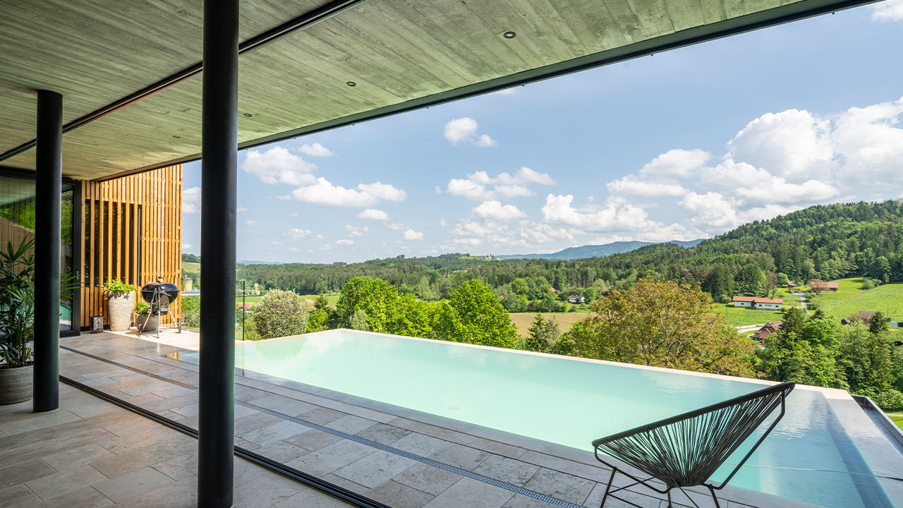 weingartenresidenz-guntschenberg-Luxus-Chalet-Pool-Ausblick-Steiermak