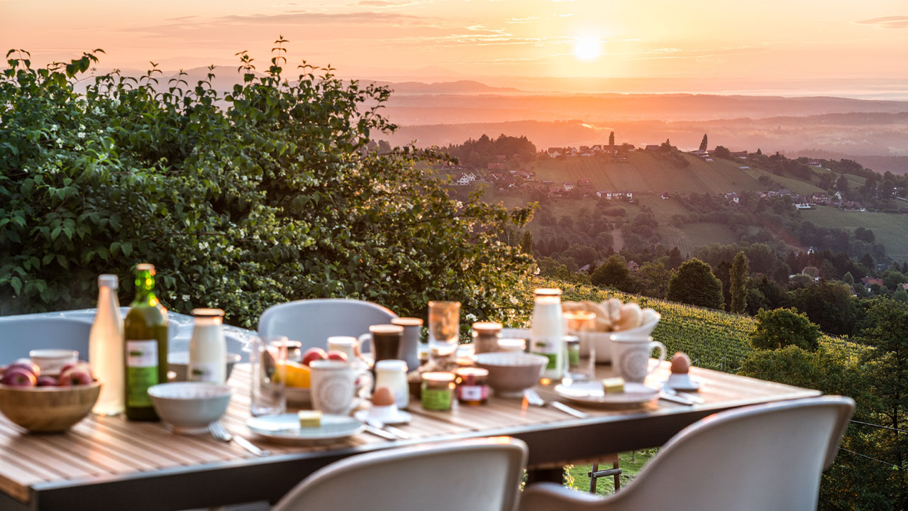 schilcherhaus-urlaub-steiermark-chalet-ausblick-frühstück-service