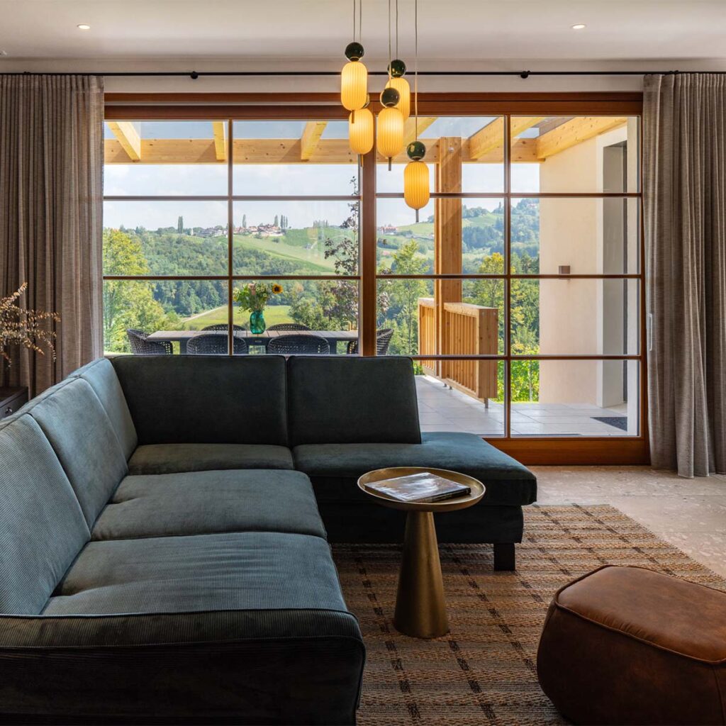 luxus-wohnzimmer-couch-ausblicke-terrasse-domaine-sernau-ferienhaus-österreich-steiermark