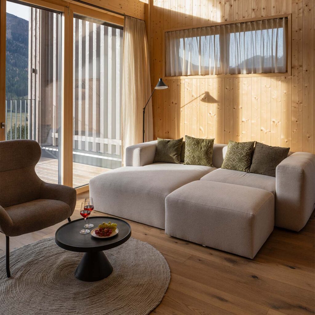 Luxus-Chalet-Österreich-Wohnzimmer-Couch-Sofa-Balkon-Terrasse