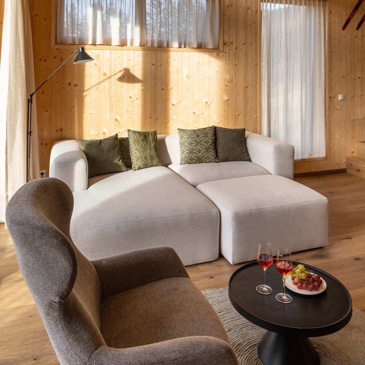 wirtsalm-chalet-8-personen-schlafen-couch-premium-wohnzimmer