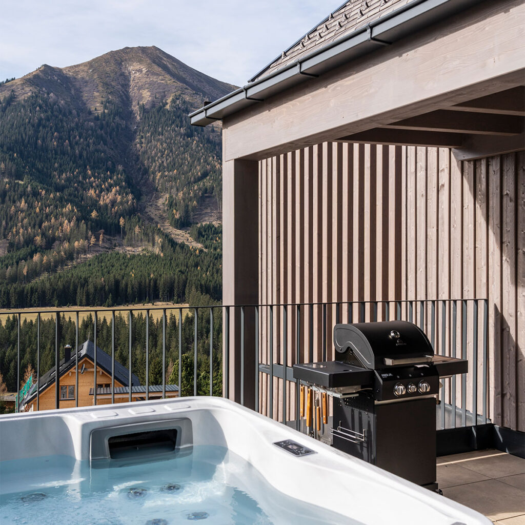 urlaub-am-berg-österreich-garten-terrasse-whirlpool-griller-bbq