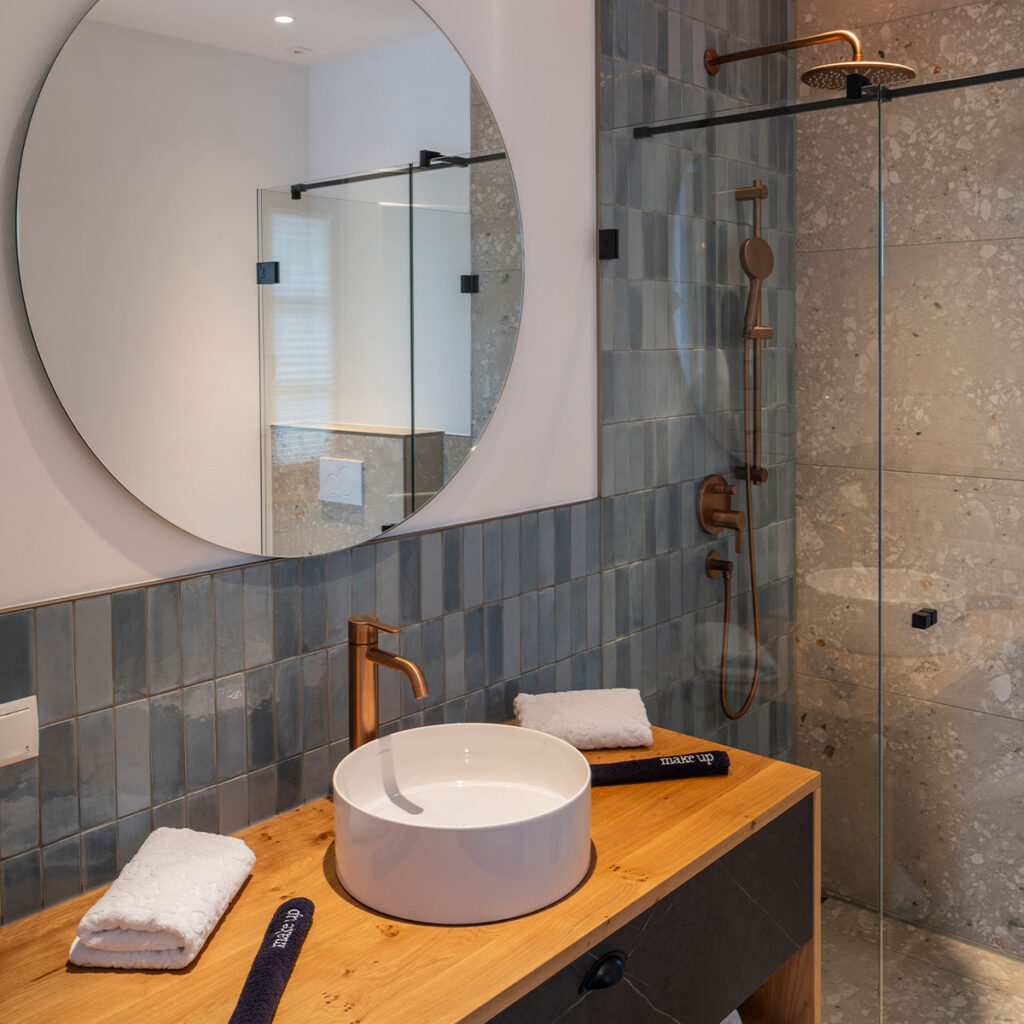 luxus-ferienhaus-domaine-sernau-badezimmer-elegnate ausstattung-waschplatz-regendusche