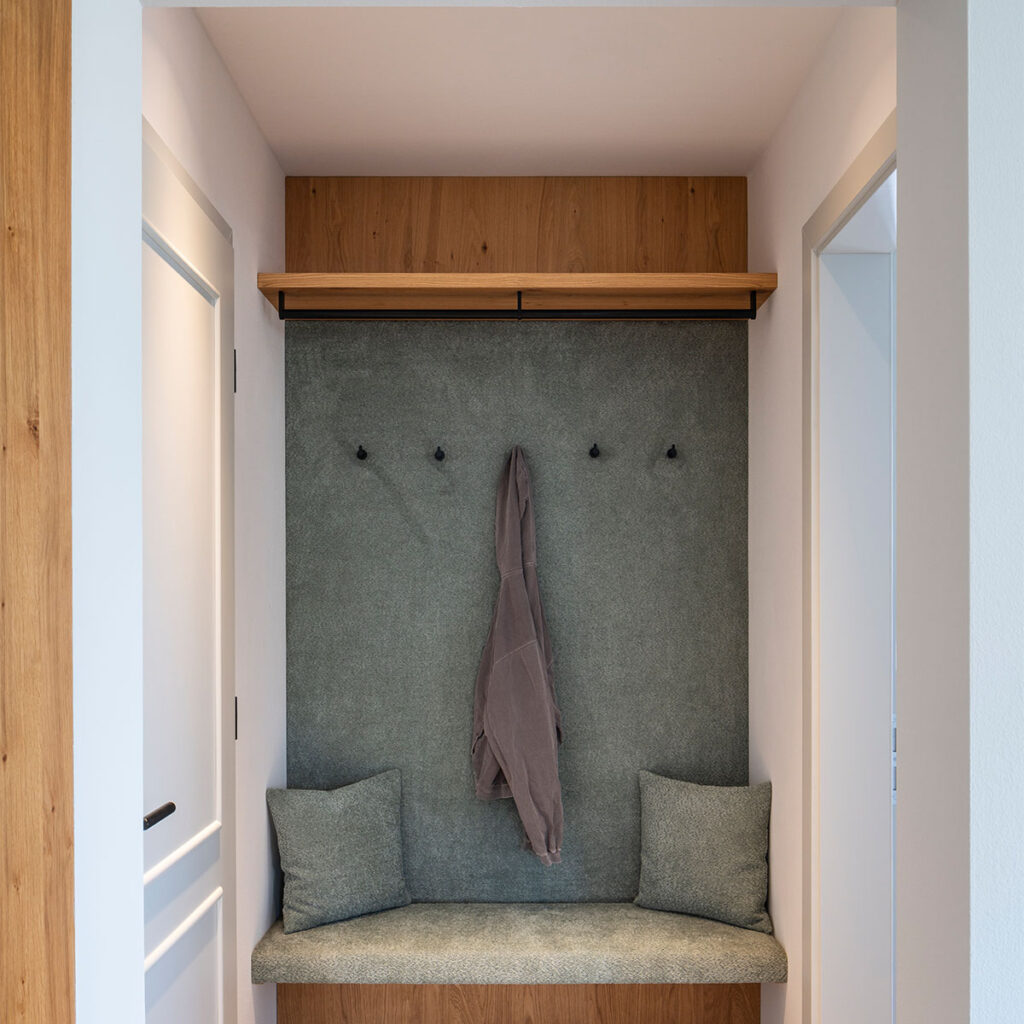 willkommen-domaine-sernau-eingang-garderobe