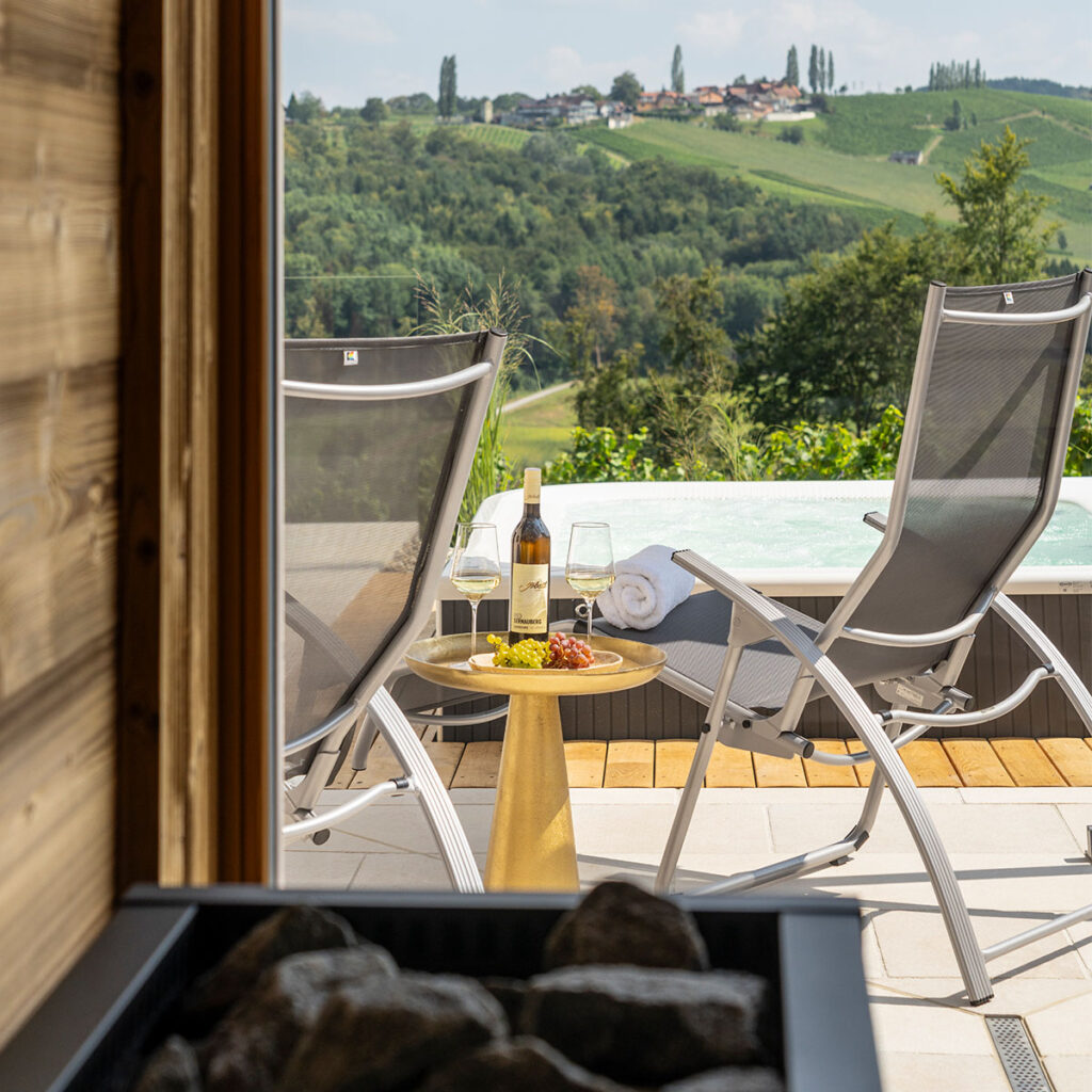 weingenuss-weinurlaub-weinberge-südsteiermark-whirlpool-terrasse-sonnenliegen-sauna