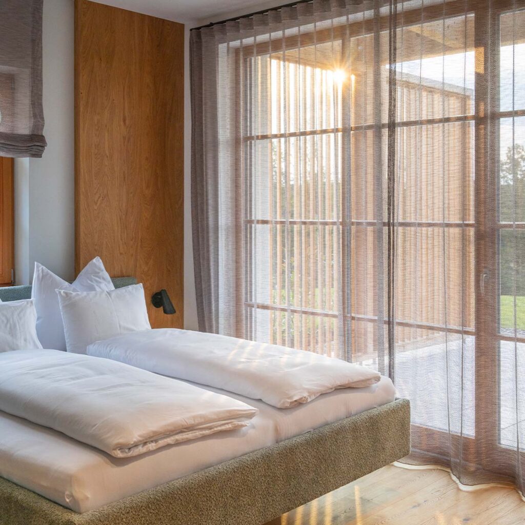schlafzimmer-doppelbett-ferienhaus-sernau-steiermark