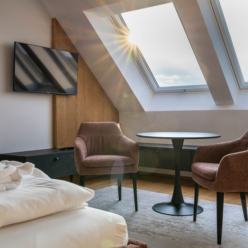 ferienhaus-schlafzimmer-doppelbett-sitzecke-fernseher-tv-urlaub-steiermark-domaine-sernau