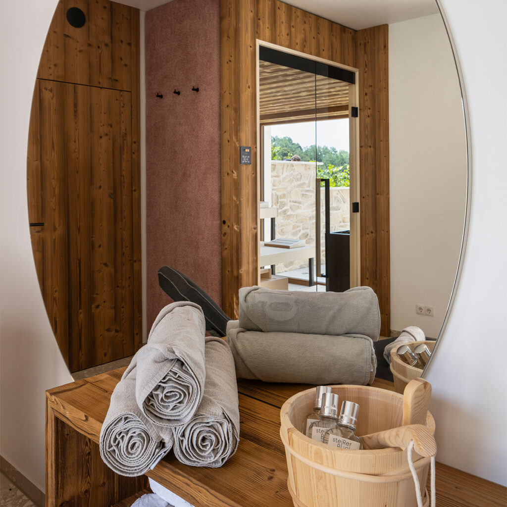 ferienhaus-spa-spiegel-handtücher-urlaub-steiermark