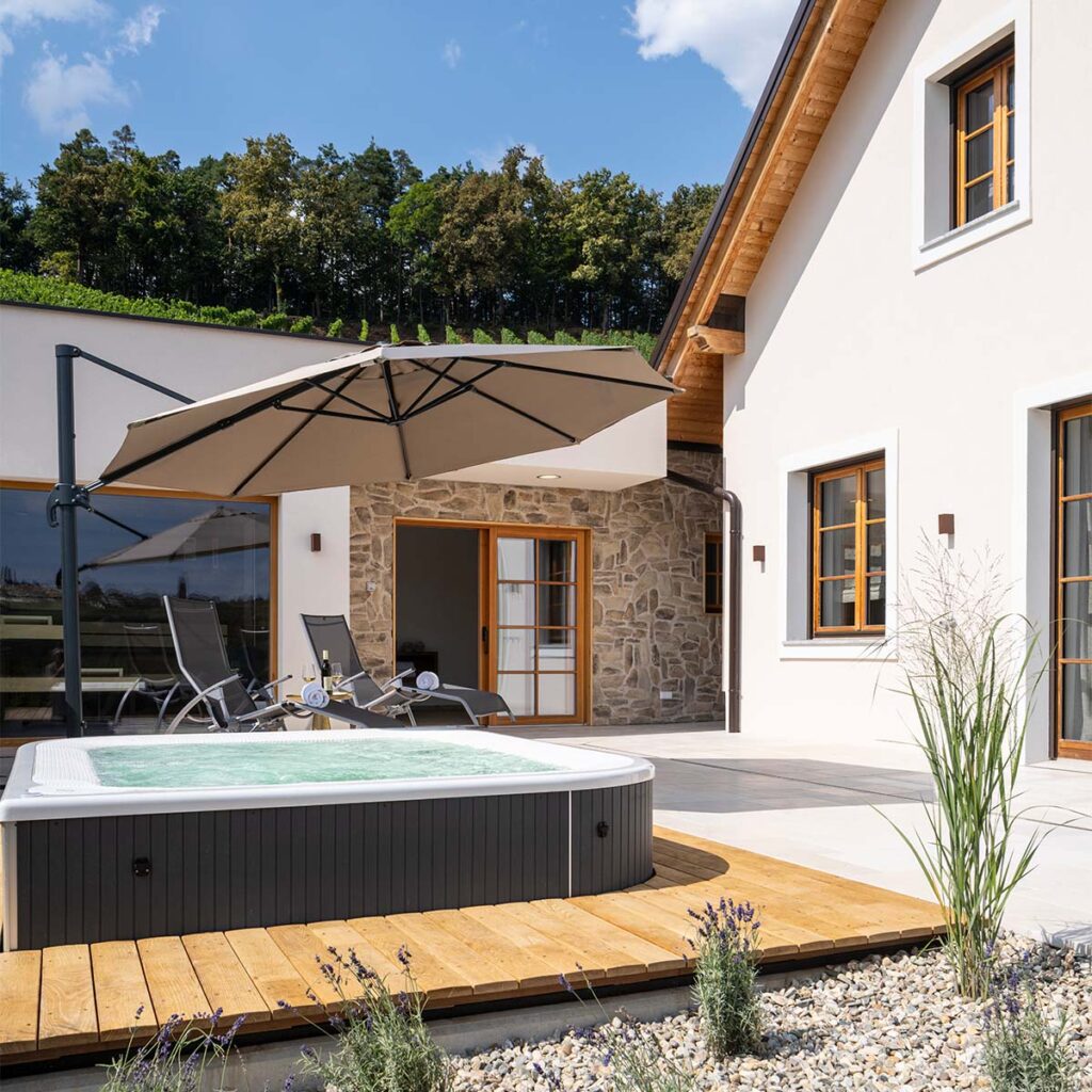steirerblicke-domaine-sernau-terrasse-whirlpool-sonnenliegen-urlaub-wellness-südsteiermark