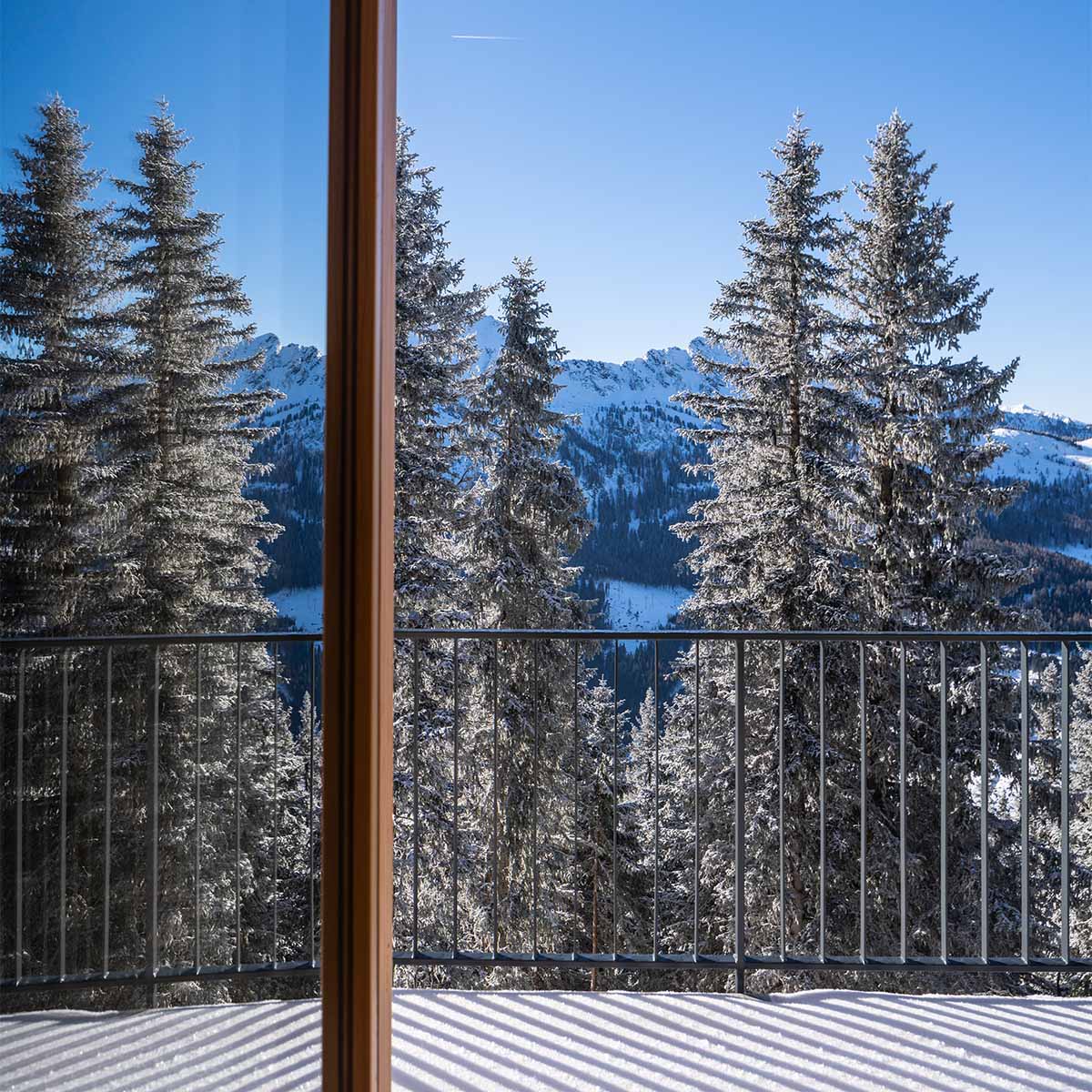 chalet-hauser-kaibling-luxusurlaub-am-berg-ausblick-wald