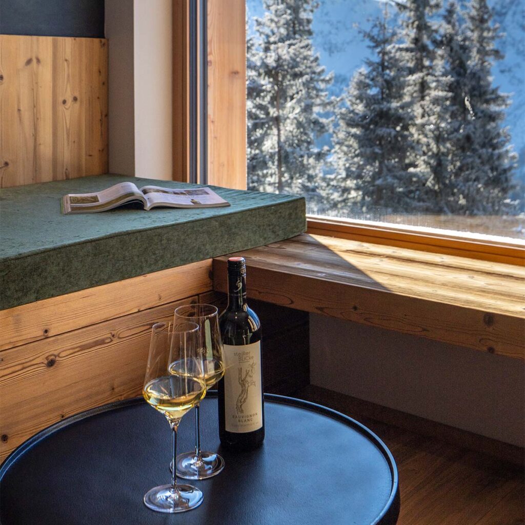 chalet-hauser-kaibling-wohnzimmer-wein-ausblick-luxusurlaub-in-österreich