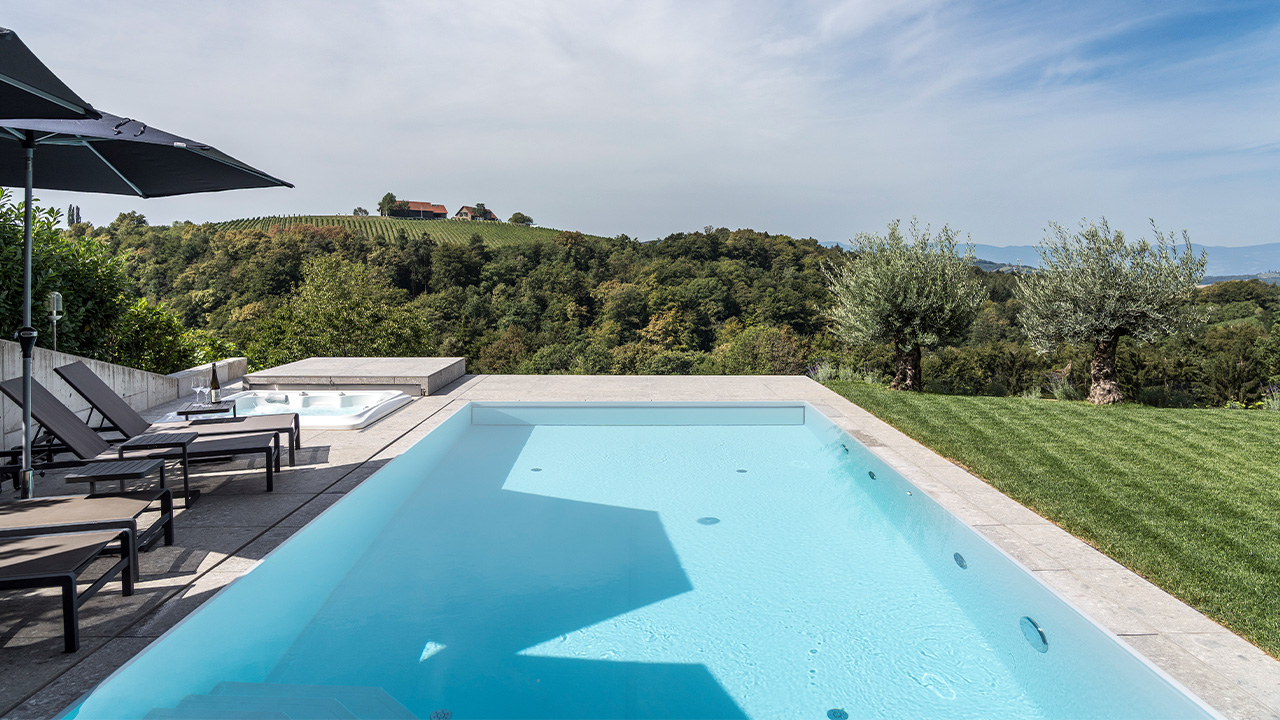 Winzerkogel_Steirerblicke_Pool_Whirlpool_Garten_Weinberge